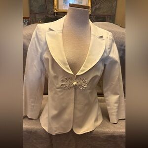 Chic White Women's Blazer with Elegant Detailing
